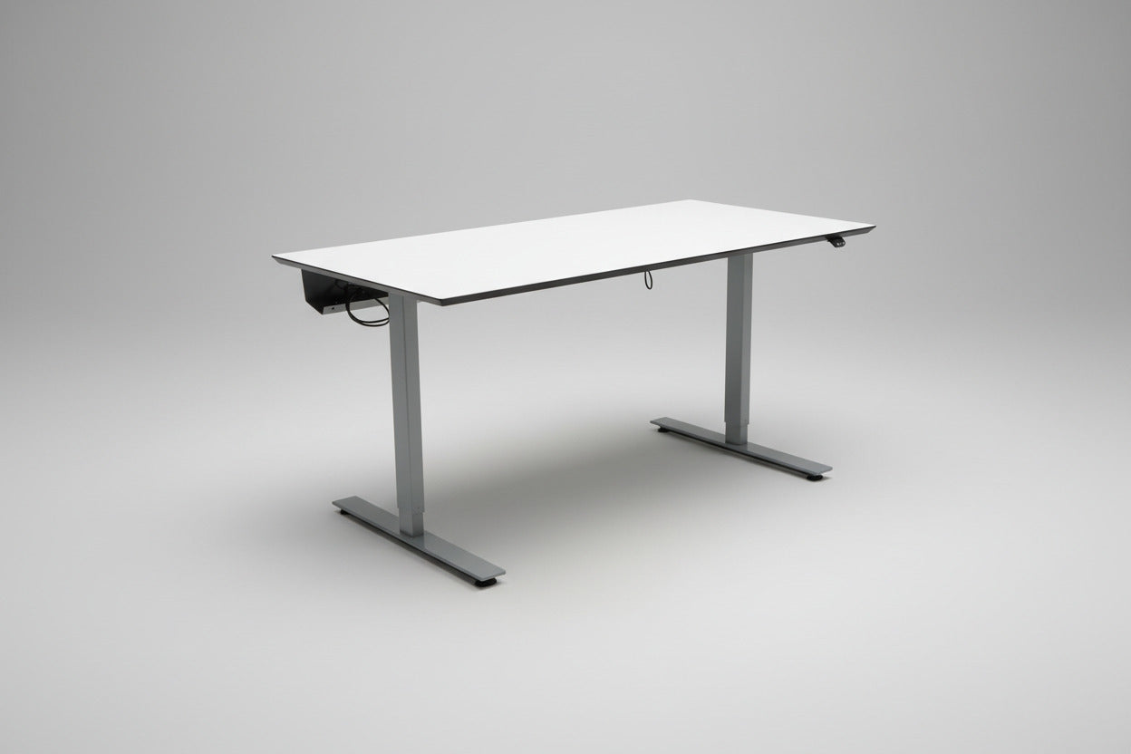 LINAK hæve-sænkebord 160x80 cm med hvid laminatbordplade, sort kant og gråt hæve-/sænkestel set forfra.